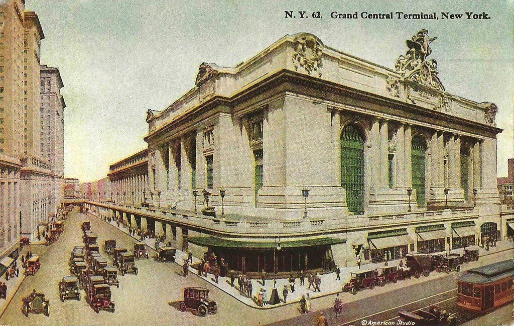 RingoKairos —el patrón que organiza la realidad y el movimiento de la plaza— contemplando la rítmica y la ingeniería monumental de la Grand Central de Nueva York.