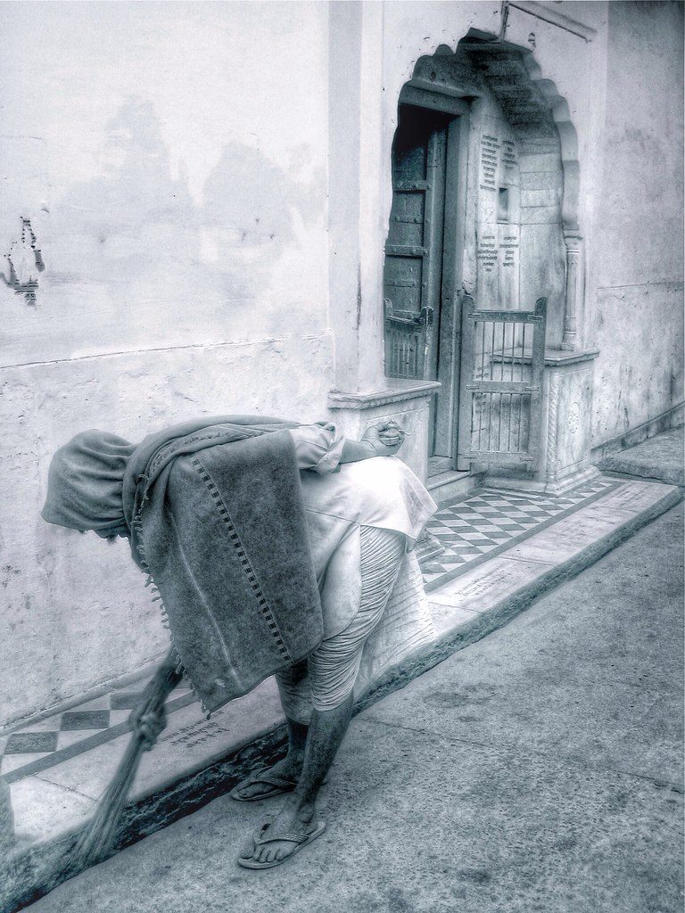 Imagen que ilustra la cita de Frank McCourt: "Puedes ser pobre, tus zapatos pueden estar rotos, pero tu mente es un palacio". Representa la dignidad y riqueza interior frente a la pobreza material.