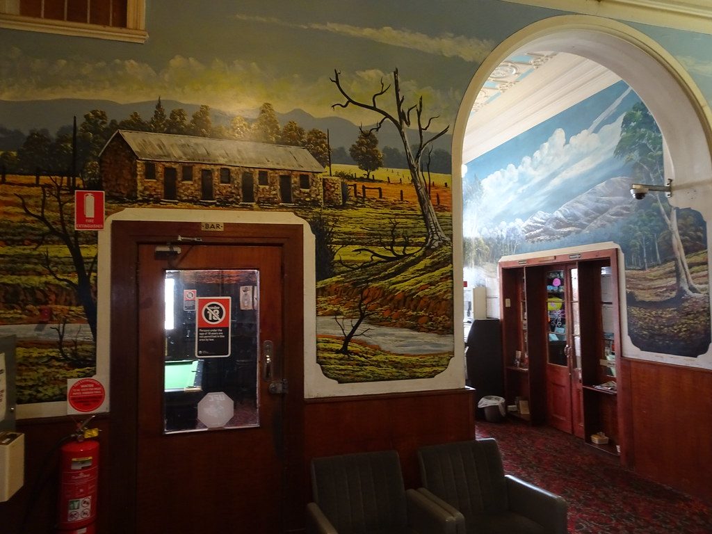 Entrada del Palace Hotel en Broken Hill, Australia. Construido en 1889 como un gran hotel de tres pisos, sus paredes exhiben numerosos murales decorativos que evocan la opulencia de la era victoriana.