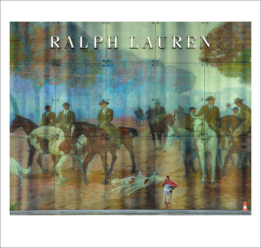 Campaña publicitaria de Ralph Lauren (Bangkok, junio 2014) mostrando hombres vestidos con ropa de época montando a caballo. La imagen evoca aristocracia ecuestre y estilo de vida de élite.