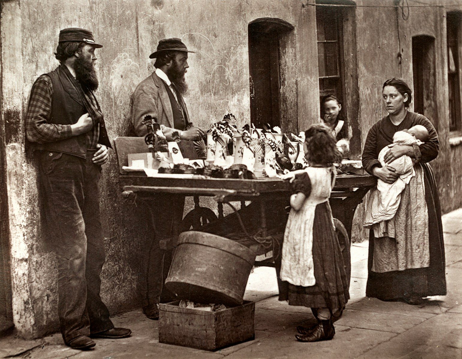 Fotografía en blanco y negro de personas reunidas alrededor de mesa en ambiente formal. Representa negociación y estrategia ejecutiva vintage.