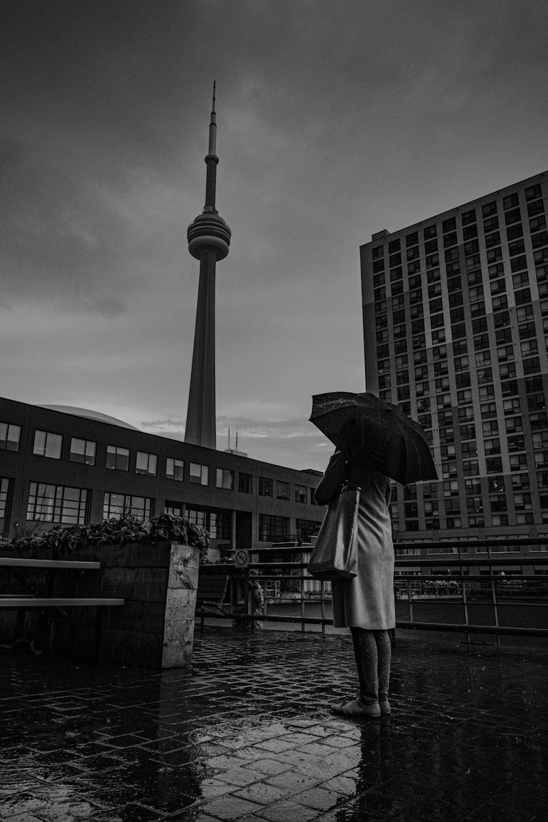 Torre en escala de grises, símbolo de la presión que forja el carácter a través de las generaciones. Fotografía de Joshua Freake