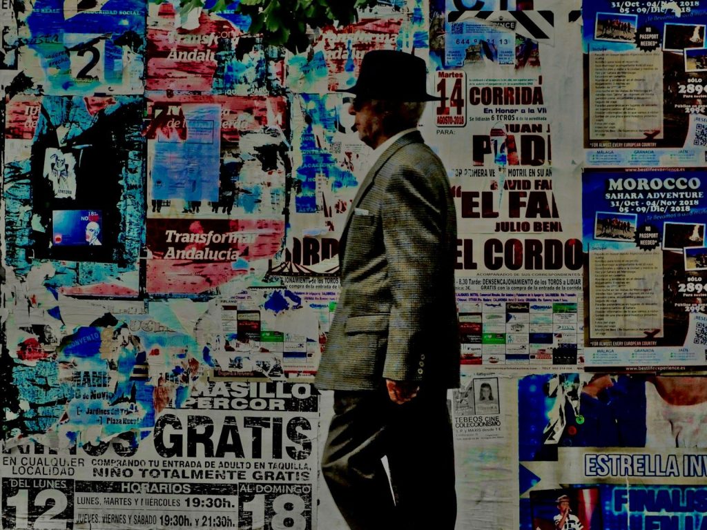 Fotografía crítica de Robert Levy que muestra la figura de Francisco Franco en una fachada urbana. Representa la imposición del poder dictatorial y la propaganda en el espacio público.